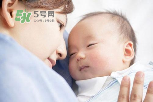 8月份坐月子穿什么衣服？八月份坐月子穿什么鞋？