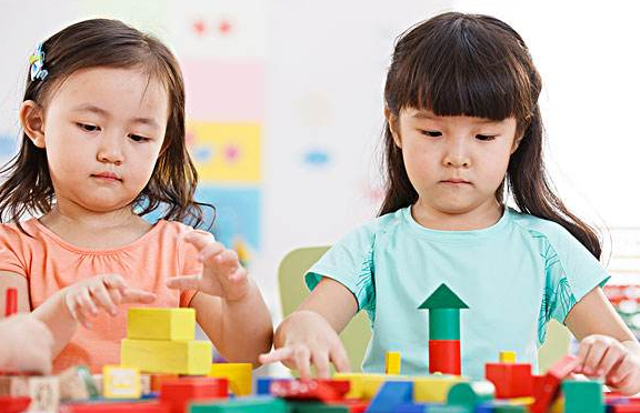 孩子在幼兒園受欺負(fù)怎么辦？孩子在幼兒園不合群怎么辦？