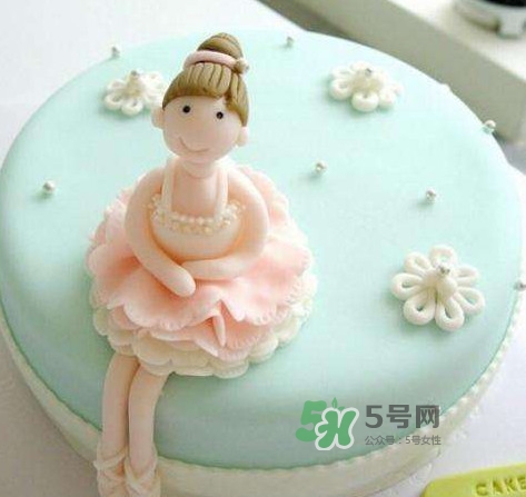 翻糖蛋糕好吃嗎？翻糖蛋糕能用戚風(fēng)蛋糕坯嗎