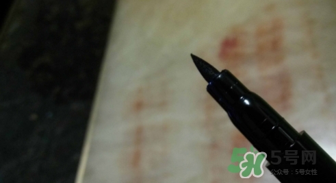 mac眼線液筆怎么用？mac魅可眼線液筆使用方法
