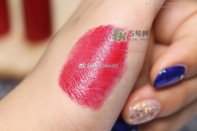 阿瑪尼細(xì)管唇膏400試色 阿瑪尼紅管細(xì)管口紅400試色圖 阿瑪尼細(xì)管唇膏400試色 阿瑪尼紅管細(xì)管口紅400試色圖