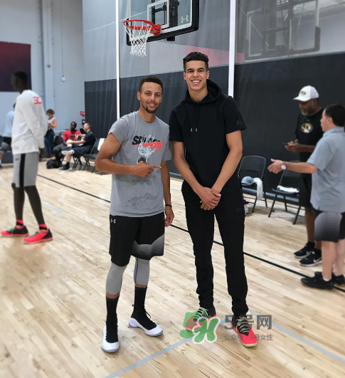 under armour curry4黑白配色什么時(shí)候發(fā)售？庫里第四代戰(zhàn)靴發(fā)售日期