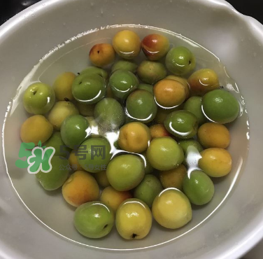 自制青梅酒的做法 青梅酒泡多久可以喝？