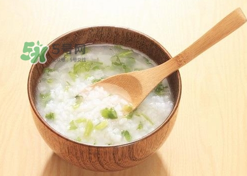 苦瓜粥的營(yíng)養(yǎng)價(jià)值_苦瓜粥的功效與作用及飲食禁忌 苦瓜粥的營(yíng)養(yǎng)價(jià)值_苦瓜粥的功效與作用及飲食禁忌