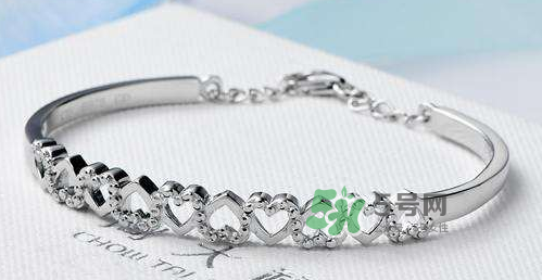 銀手鐲可以帶著洗澡嗎？銀手鐲洗澡能不能帶？