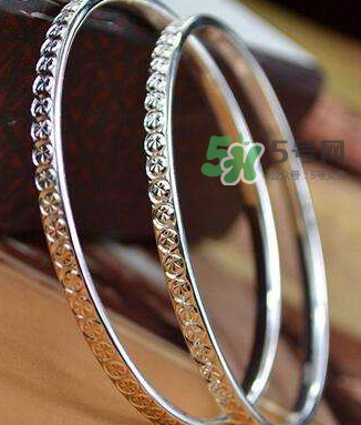 銀手鐲可以帶著洗澡嗎？銀手鐲洗澡能不能帶？