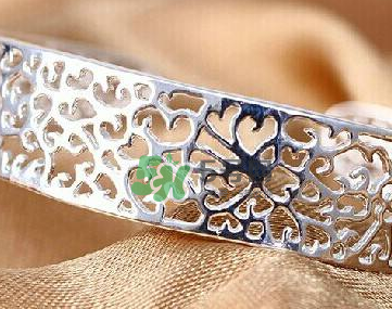 銀手鐲可以帶著洗澡嗎？銀手鐲洗澡能不能帶？