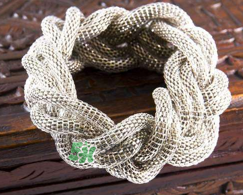 銀手鐲帶哪只手好？銀手鐲女性戴哪只手？