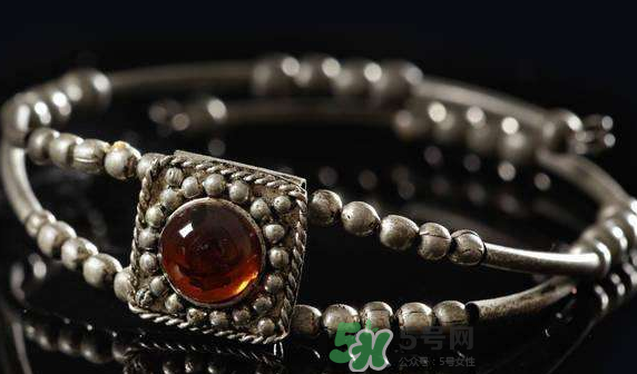 銀手鐲帶哪只手好？銀手鐲女性戴哪只手？