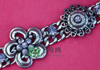 銀手鐲帶哪只手好？銀手鐲女性戴哪只手？