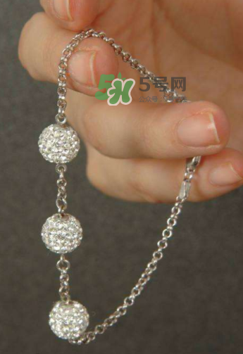 銀手鐲帶哪只手好？銀手鐲女性戴哪只手？