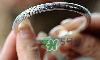 銀手鐲可以刮痧嗎？怎么用銀手鐲刮痧？