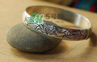 銀手鐲可以刮痧嗎？怎么用銀手鐲刮痧？