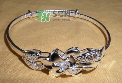 銀手鐲可以刮痧嗎？怎么用銀手鐲刮痧？