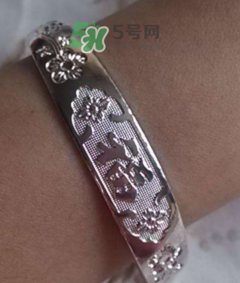 銀手鐲可以刮痧嗎？怎么用銀手鐲刮痧？