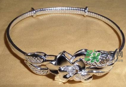 銀手鐲可以用牙膏洗嗎？銀手鐲可以用什么洗？