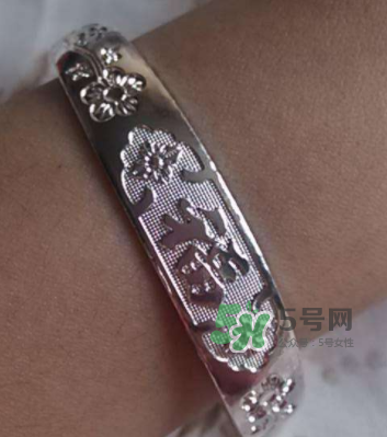 銀手鐲可以用牙膏洗嗎？銀手鐲可以用什么洗？