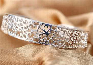 銀手鐲帶哪只手好？銀手鐲女性戴哪只手？