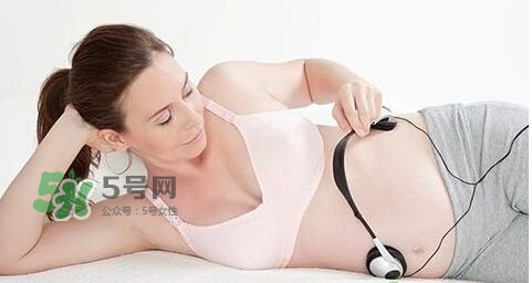 音樂胎教是媽媽聽還是放在肚子上？胎教音樂有哪些？