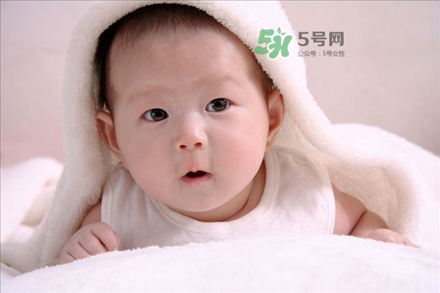 3個(gè)月寶寶每天睡覺十多個(gè)小時(shí)正常嗎 3個(gè)月寶寶每天睡覺十多個(gè)小時(shí)正常嗎