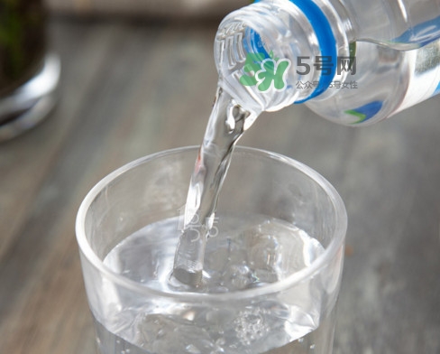 蘇打水可以治痛風(fēng)嗎？蘇打水可以降尿酸嗎