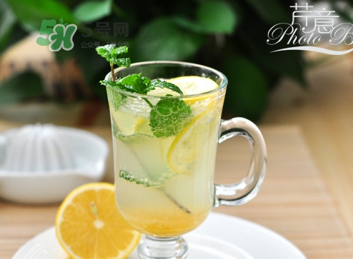 小蘇打和蘇打水一樣嗎？蘇打水和小蘇打的區(qū)別