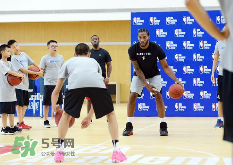 科懷倫納德中國行穿的球鞋是什么牌子？科懷倫納德中國行同款鞋子