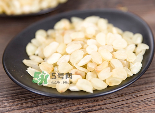 皂角米可以用熱水泡嗎？皂角米用冷水泡好還是熱水泡好