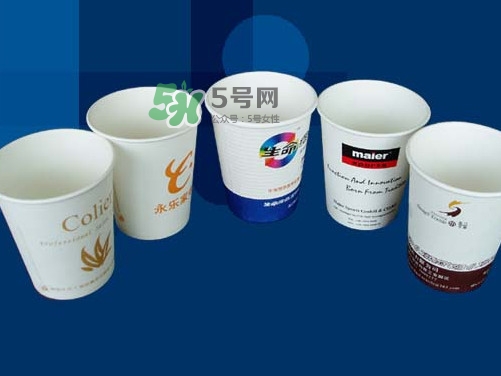 一次性紙杯可以裝開水嗎？能不能用一次性紙杯喝熱水？