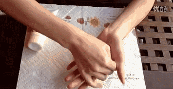 手的皮膚粗糙怎么變細(xì)膩 手部皮膚粗糙用什么護(hù)手霜 手的皮膚粗糙怎么變細(xì)膩 手部皮膚粗糙用什么護(hù)手霜