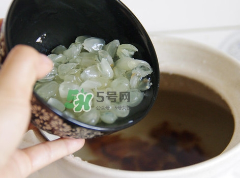 泡皂角米的水要倒掉嗎？泡皂角米的水有什么作用