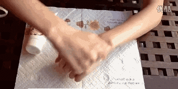 手的皮膚粗糙怎么變細(xì)膩 手部皮膚粗糙用什么護(hù)手霜 手的皮膚粗糙怎么變細(xì)膩 手部皮膚粗糙用什么護(hù)手霜