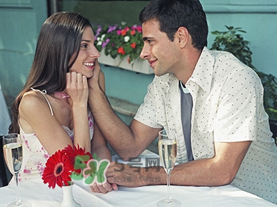 女生怎么撩男生？女生如何追到男神？