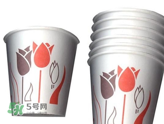 一次性紙杯可以裝開水嗎？能不能用一次性紙杯喝熱水？