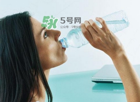 一直在喝水為什么還是嘴干_一直在喝水還是嘴干怎么辦 一直在喝水為什么還是嘴干_一直在喝水還是嘴干怎么辦