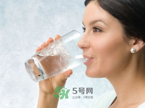 一直在喝水為什么還是嘴干_一直在喝水還是嘴干怎么辦 一直在喝水為什么還是嘴干_一直在喝水還是嘴干怎么辦