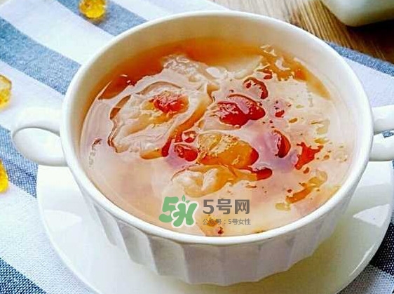 煮桃膠放冰糖還是紅糖？桃膠放鍋里要煮多久能吃