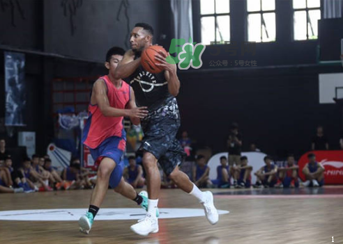 2017埃文特納中國行上腳穿的球鞋是什么牌子_哪個型號？