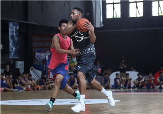 2017埃文特納中國行上腳穿的球鞋是什么牌子_哪個型號？