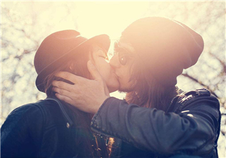 不說(shuō)話只接5次吻會(huì)相愛嗎？陌生男女只接5次吻就會(huì)相愛嗎？