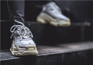 balenciaga triple s上腳效果怎么樣？巴黎世家復古訓練鞋上腳