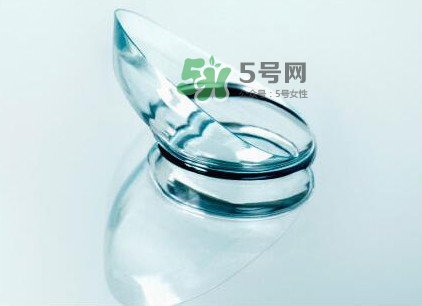 隱形眼鏡日拋是什么意思？隱形眼鏡干了泡開(kāi)還能用嗎