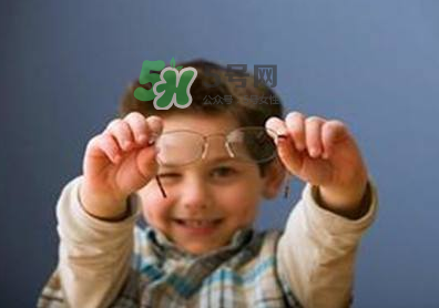 寶寶愛看電視怎么辦？寶寶愛看電視對眼睛有影響嗎？