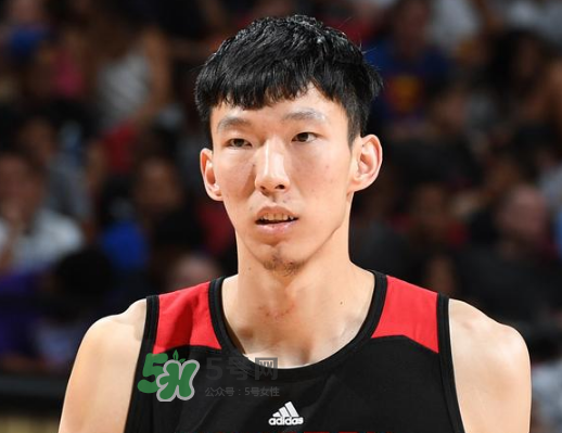 周琦在火箭穿幾號球衣？周琦在火箭年薪多少？