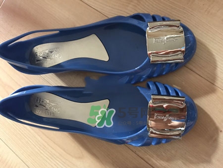 菲拉格慕女鞋真假怎么辨別_菲拉格慕糖果鞋真假對(duì)比圖 菲拉格慕女鞋真假怎么辨別_菲拉格慕糖果鞋真假對(duì)比圖