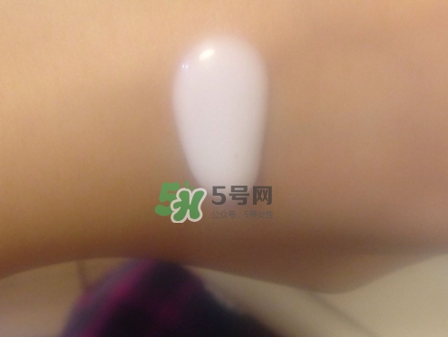 olay玉蘭油小白瓶小綠瓶哪個好？olay小白瓶小綠瓶區(qū)別