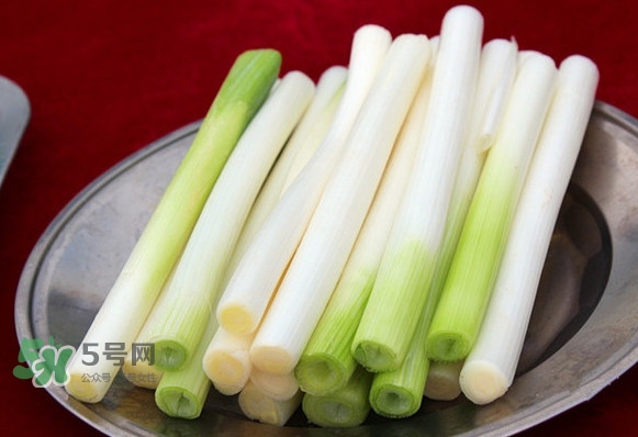 大蔥有青蟲怎么去除？大蔥有白斑是什么原因