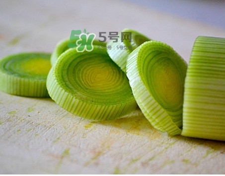 大蔥怎么切不辣眼睛？大蔥怎么做好吃