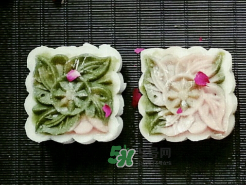 冰皮月餅皮太黏怎么辦？冰皮月餅粘手怎么回事？