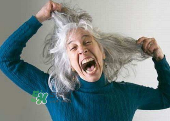 頭發(fā)白是什么原因引起的？頭發(fā)白吃什么能變黑？